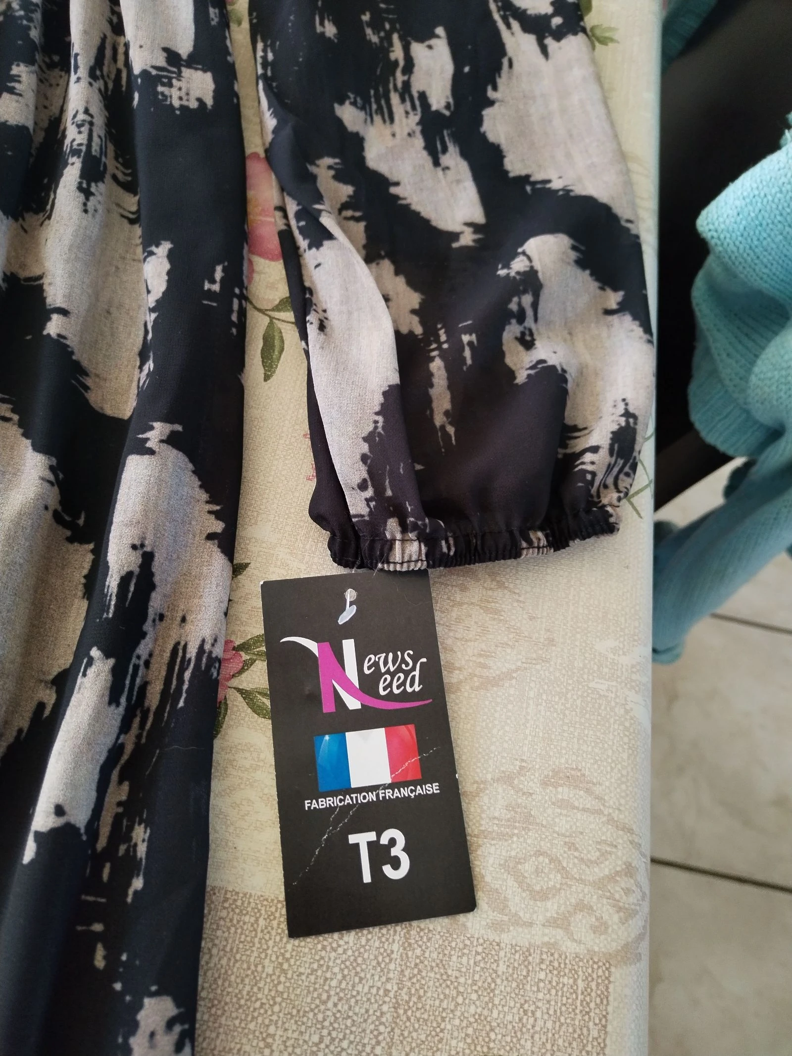 Hermoso vestido nuevo forrado con mangas largas elásticas en las muñecas, fabricación francesa. – photo 10
